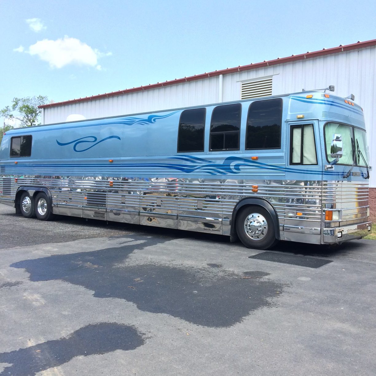 AST entertainer coach exterior